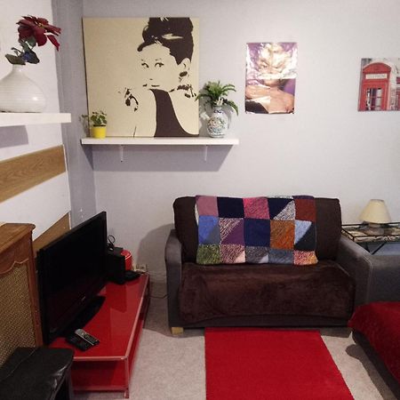 Guesthouse Familial Pour 1,2,3,4 Personnes De 42M2-Accessible Handic -Rez De Chaussee-Vues Sur Rue Et Patio Prive - Sejour,Chambre Separee,Cuisine,Salle De Bain,Lit Double Et Canape-Lit 2Pers-Entree De La Rue Berzelius-5 Minutes Du Metro Brochant-Lig Париж Экстерьер фото