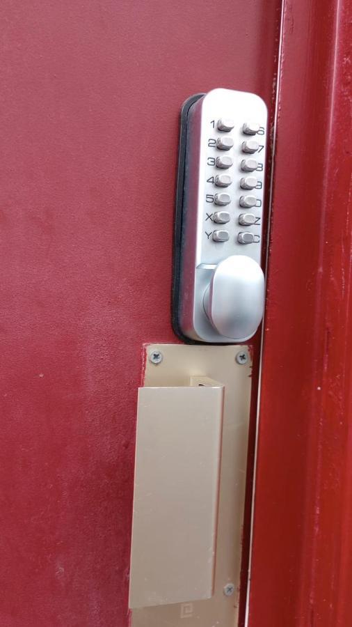 Guesthouse Familial Pour 1,2,3,4 Personnes De 42M2-Accessible Handic -Rez De Chaussee-Vues Sur Rue Et Patio Prive - Sejour,Chambre Separee,Cuisine,Salle De Bain,Lit Double Et Canape-Lit 2Pers-Entree De La Rue Berzelius-5 Minutes Du Metro Brochant-Lig Париж Экстерьер фото
