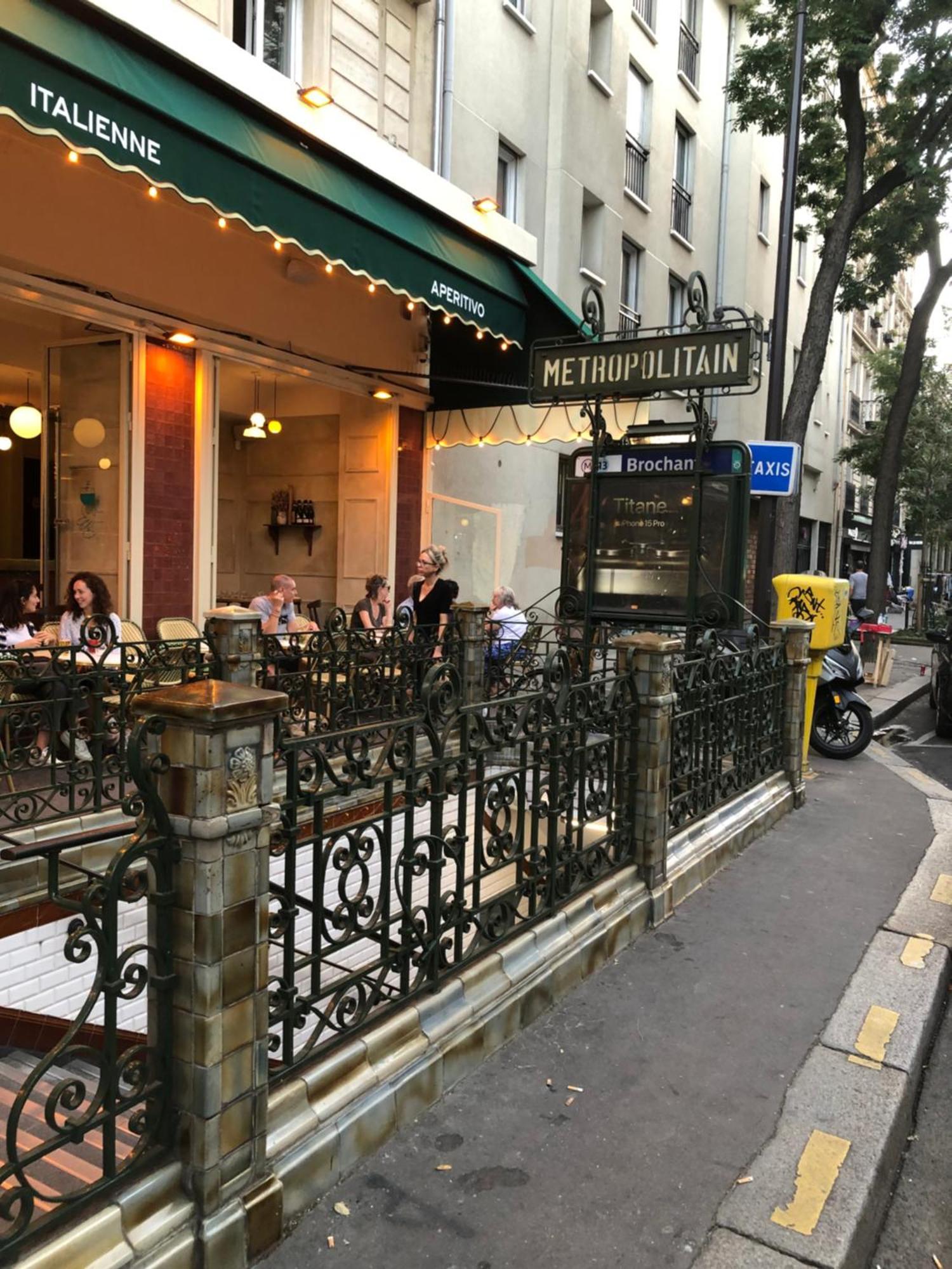 Guesthouse Familial Pour 1,2,3,4 Personnes De 42M2-Accessible Handic -Rez De Chaussee-Vues Sur Rue Et Patio Prive - Sejour,Chambre Separee,Cuisine,Salle De Bain,Lit Double Et Canape-Lit 2Pers-Entree De La Rue Berzelius-5 Minutes Du Metro Brochant-Lig Париж Экстерьер фото