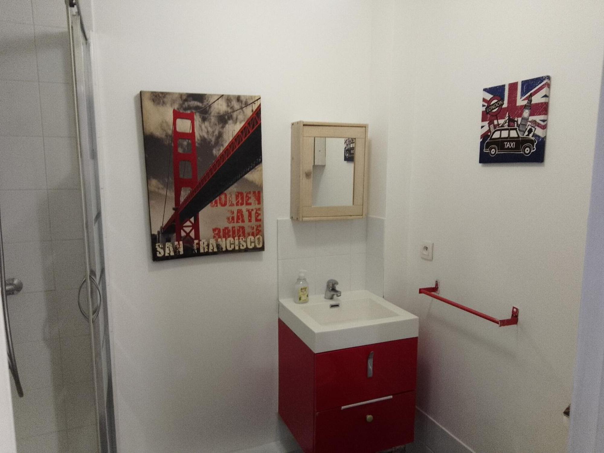 Guesthouse Familial Pour 1,2,3,4 Personnes De 42M2-Accessible Handic -Rez De Chaussee-Vues Sur Rue Et Patio Prive - Sejour,Chambre Separee,Cuisine,Salle De Bain,Lit Double Et Canape-Lit 2Pers-Entree De La Rue Berzelius-5 Minutes Du Metro Brochant-Lig Париж Экстерьер фото